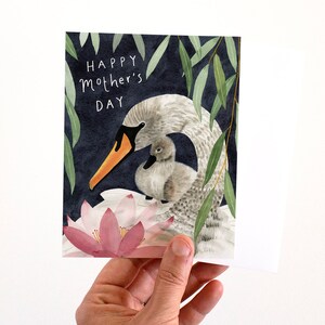 Tarjeta del Día de la Madre con Cisne Madre y Bebé Cisne en Acuarela