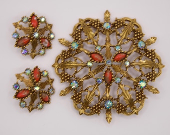 Conjunto vintage de broche y pendientes Emmons firmados - Filigrana en tono dorado con diamantes de imitación Aurora Boreal y cabujones rojos talla marquesa