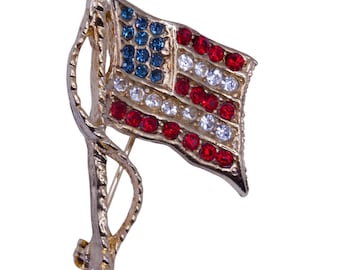 Broche vintage con pedrería de la bandera estadounidense - Bandera ondeando en tono dorado - Broche patriótico de cristal rojo, blanco y azul