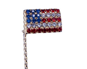 Broche con diamantes de imitación de la bandera estadounidense -- Bandera de EE. UU. en tono dorado -- Mástil de cuerda trenzada -- Pin de solapa rojo, blanco y azul