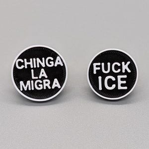 Spilla piccola FUCK ICE, a scelta in lingua spagnola o inglese, stampata in 3D in plastica PLA bianca e nera