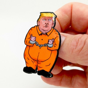 Pin con dibujo de Trump en prisión, impreso en 3D con revestimiento de vinilo resistente al agua y cubierta brillante