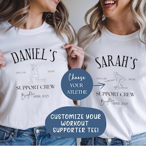 Könnte beinhalten: Zwei weiße T-Shirts mit schwarzem Text und Illustrationen. Eines zeigt "Daniel's Support Crew Brighton April 2025" mit einer Gewichtheber-Grafik. Das andere zeigt "Sarah's Support Crew Brighton April 2025". Ein blauer Kreis zeigt "Wähle deinen Athleten".