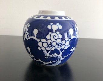 ヴィンテージ中国製青白磁花瓶、遊ぶ子供たちのモチーフ、6インチ