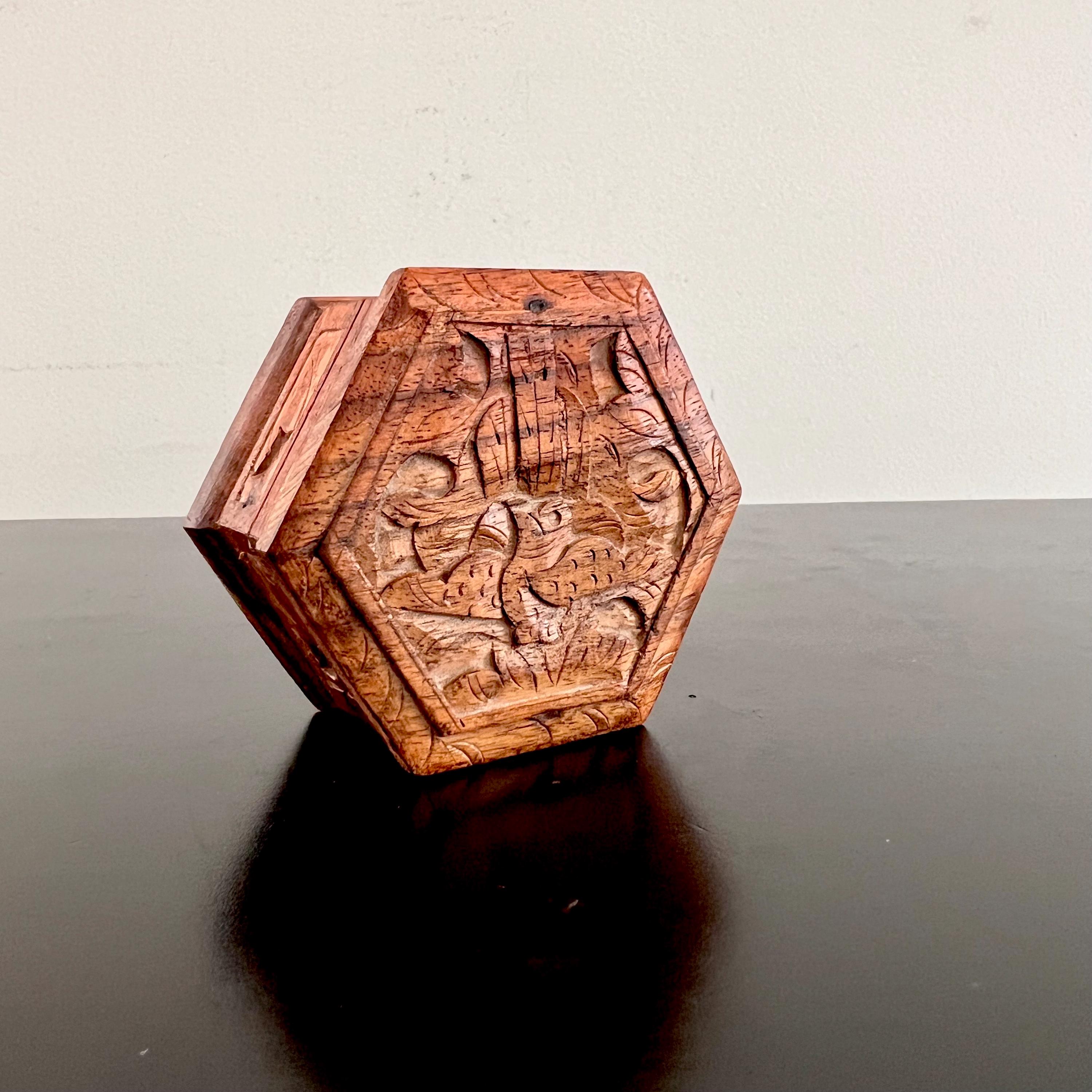 ヴィンテージ彫刻木箱：神話の鳥が描かれた六角形の小物入れ - Etsy 日本