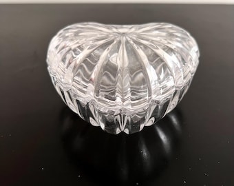 Può includere: Un portaoggetti in vetro trasparente a forma di cuore con un design a coste.