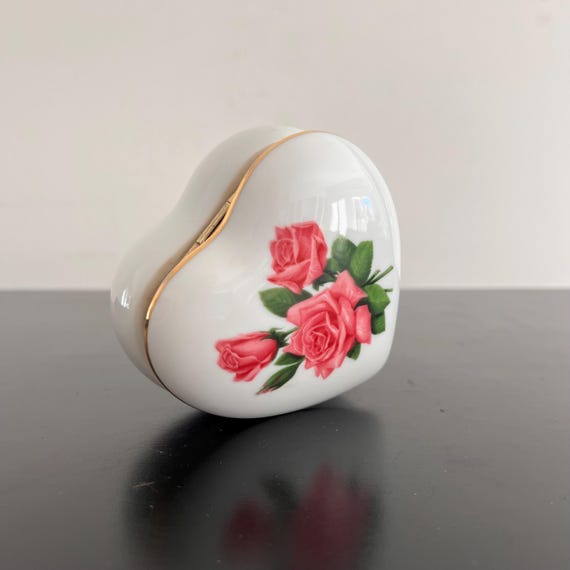 ヴィンテージ磁器オルゴール：ハート型の花柄小物入れ - Etsy 日本