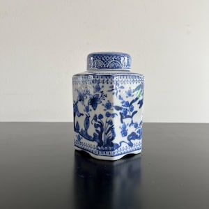 Vintage,Ginger Jar,Chinoiserie,Asian Interiors,Oriental Decor,Chinese Lidded Jar,Blue And White Decor,Asian Decor,Home Decor,Chinese Gift
