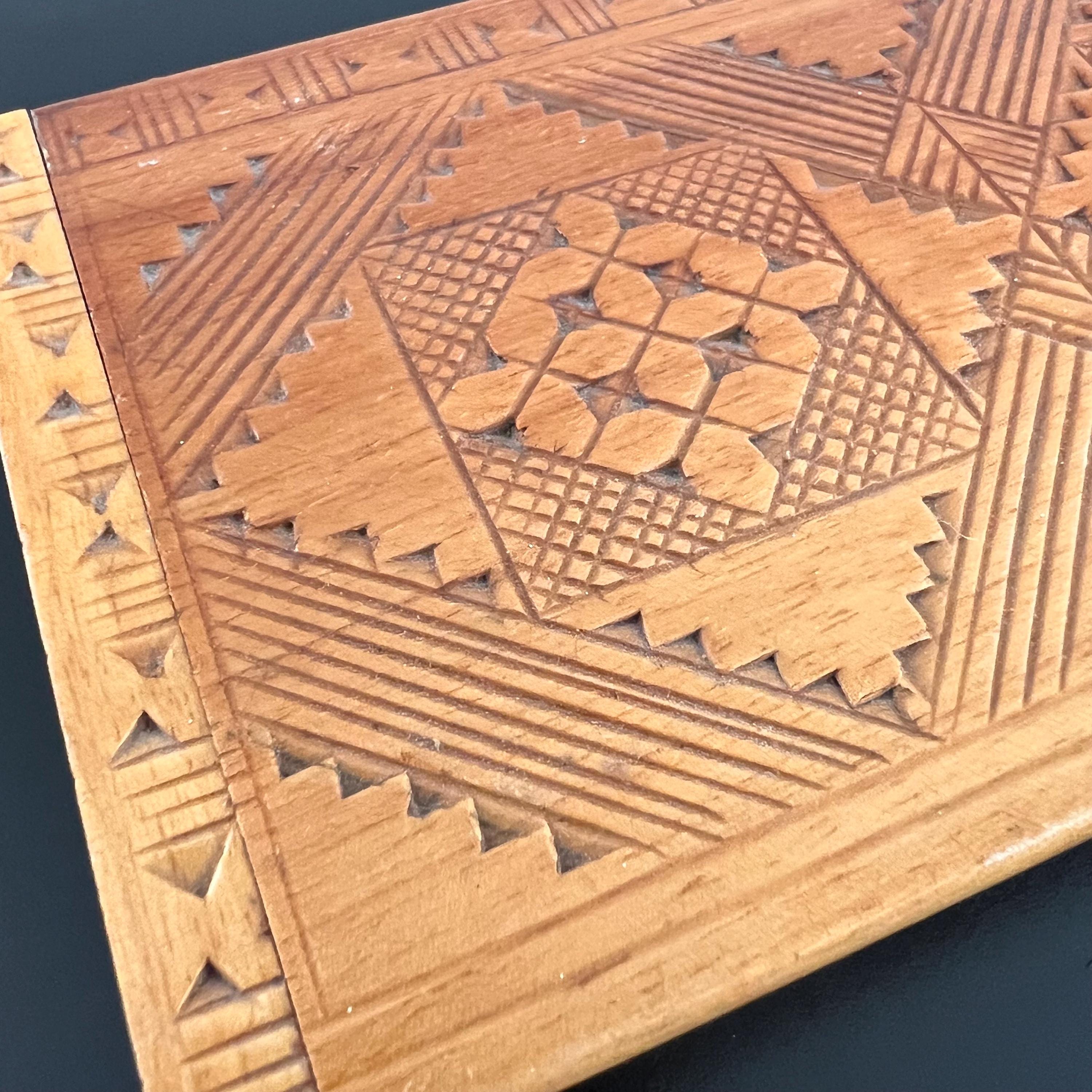 ヴィンテージの手彫り木製小物入れ：幾何学模様の装飾 - Etsy 日本