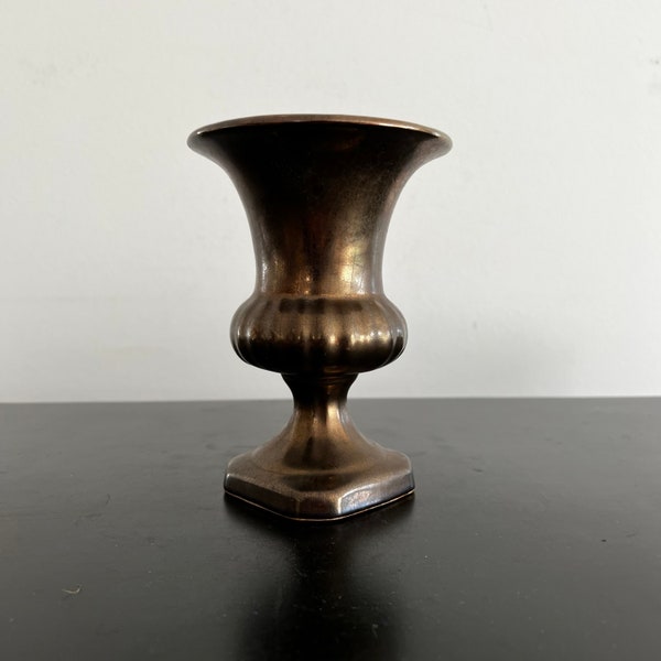 vintage,Vase en forme d’urne,Vase en bronze,Vase en céramique,Vase sur piédestal,Vase en urne,Vase romain,Décoration intérieure,Décor en bronze,Néo Classique