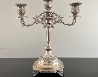 Candelabro antiguo de plata, portavelas de tres brazos