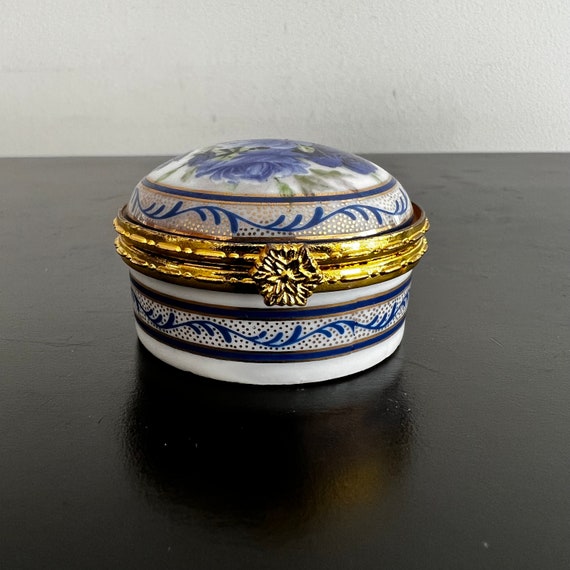 VINTAGE METAL PILL BOX WITH BLUE LID – TMD167207
