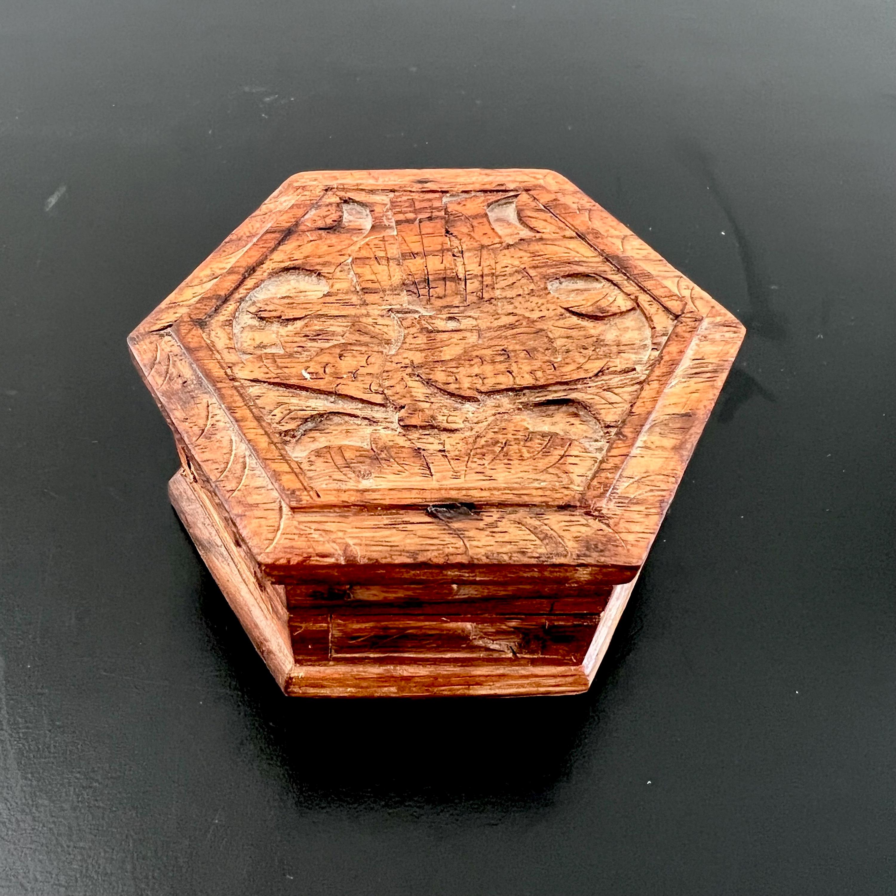 ヴィンテージ彫刻木箱：神話の鳥が描かれた六角形の小物入れ - Etsy 日本