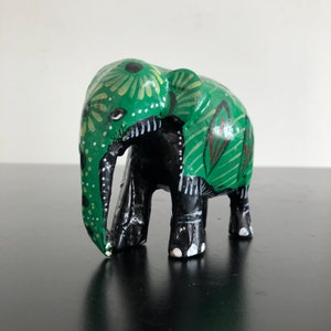Vintage, Kashmiri Elefant, indische Elefantfigur, Boho Geschenk, handgemalter Elefant, Boho Interiors, Elefant, grünes Dekor, grüner Elefant
