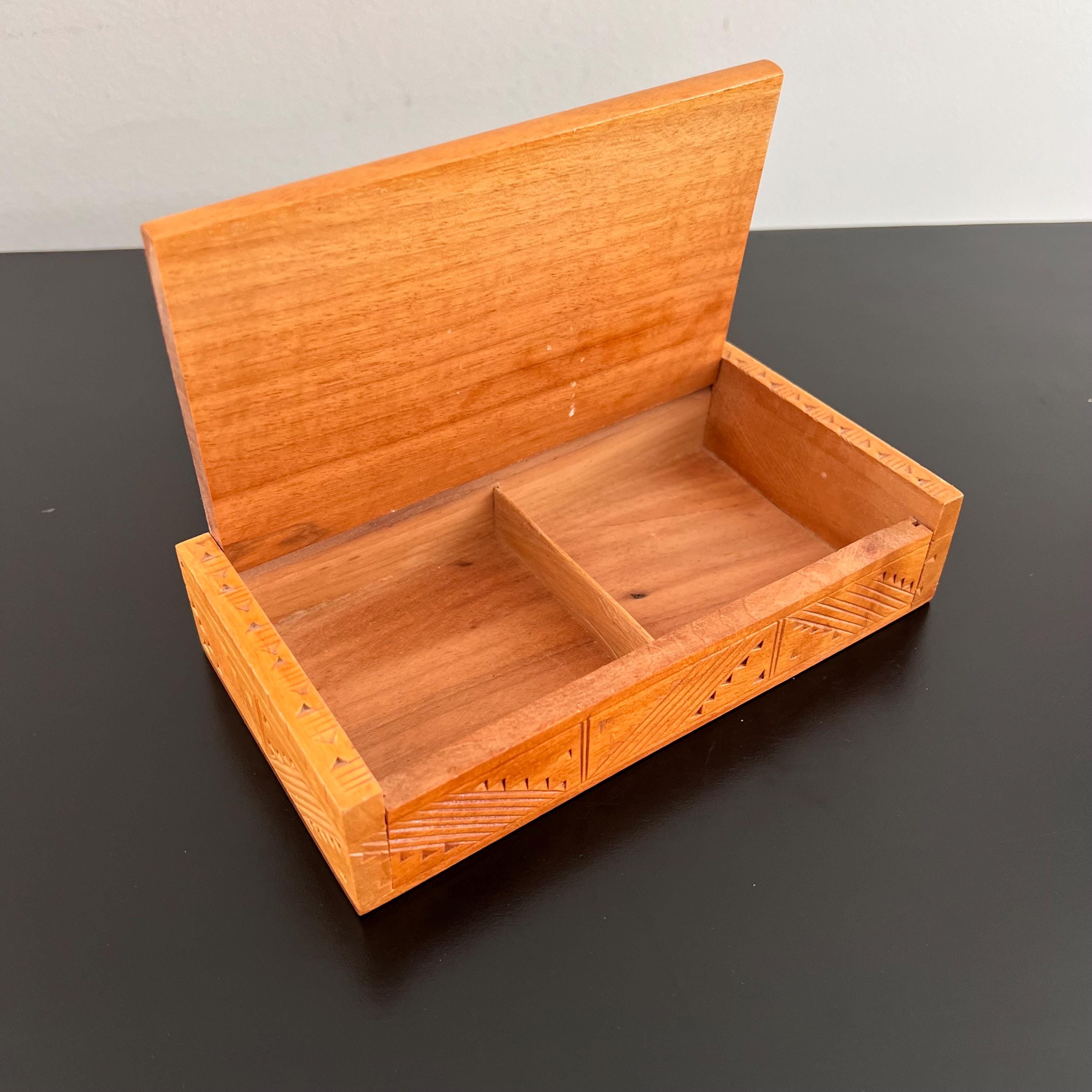 ヴィンテージの手彫り木製小物入れ：幾何学模様の装飾 - Etsy 日本