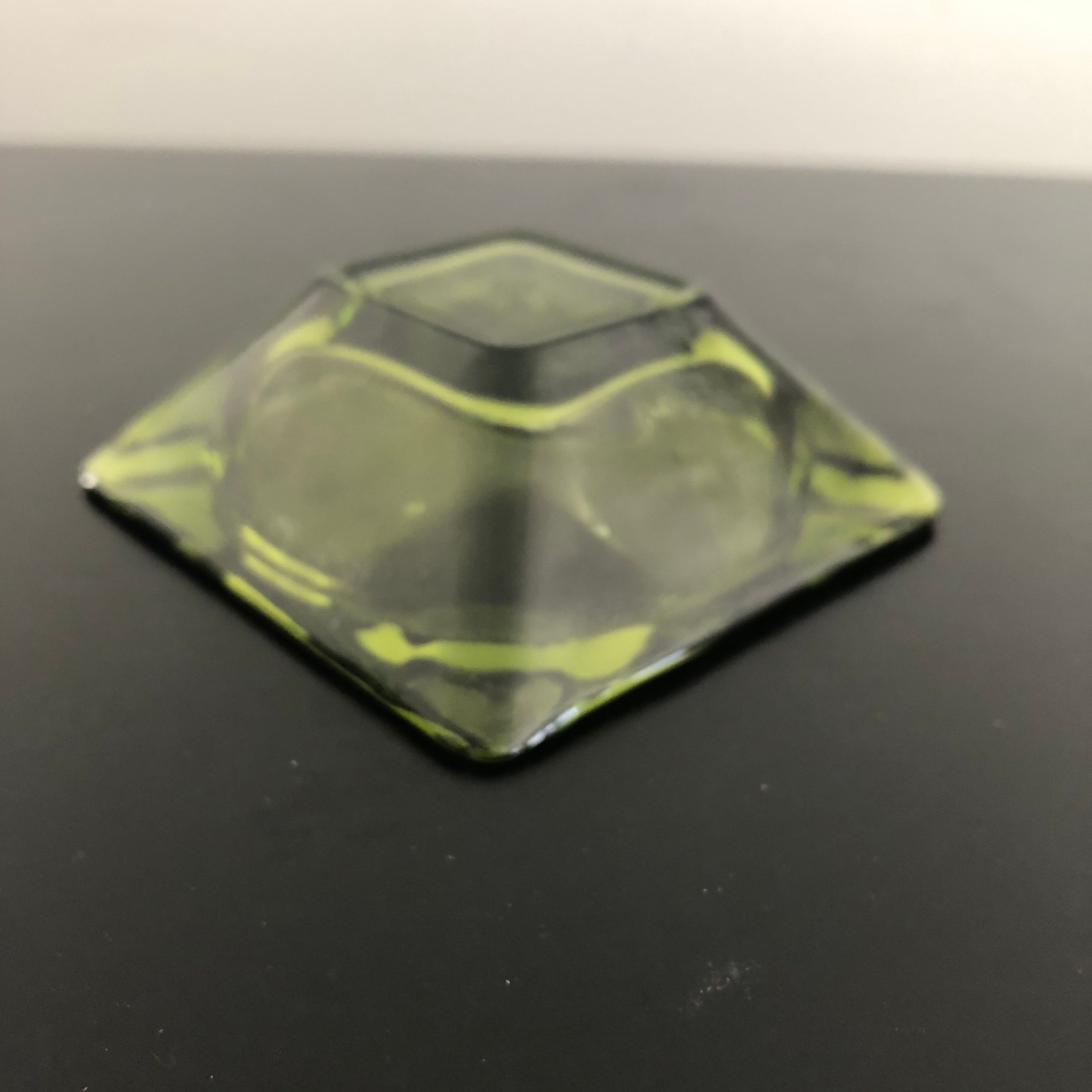 ヴィンテージグリーンガラス灰皿：ミッドセンチュリーモダンレトロ