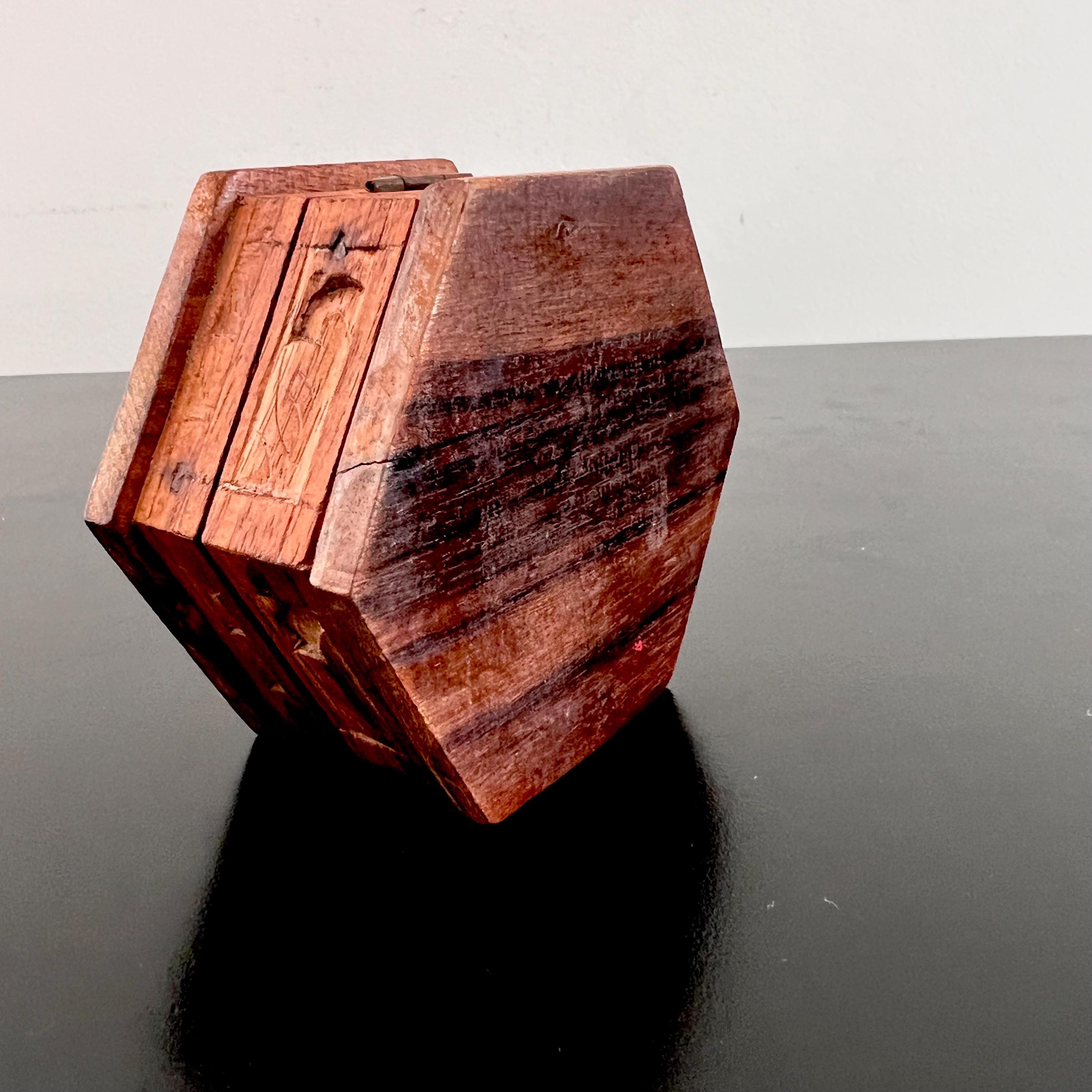 ヴィンテージ彫刻木箱：神話の鳥が描かれた六角形の小物入れ - Etsy 日本