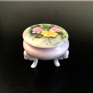 Vintage Porzellanschatulle, Ringschatulle mit Fuß, Schmuckschatulle mit Fuß, Schmuckschatulle mit Fuß, Florale Ringschatulle, Ringaufbewahrung. Antike Box
