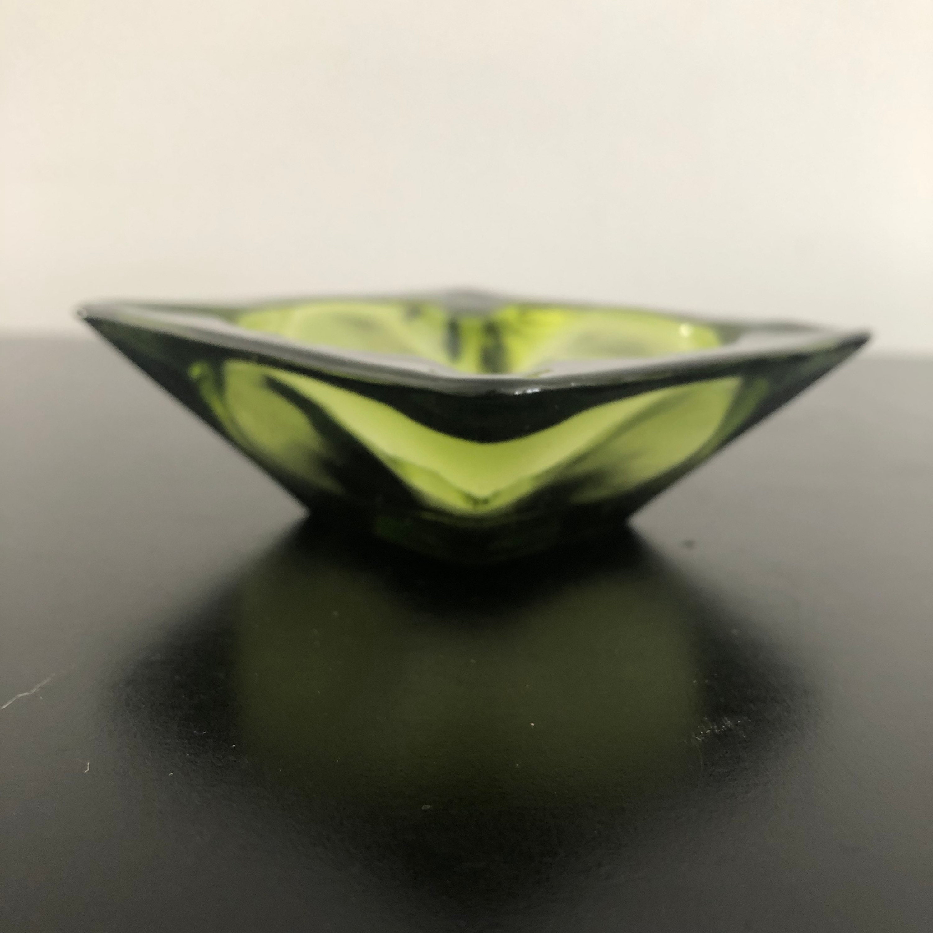 ヴィンテージグリーンガラス灰皿：ミッドセンチュリーモダンレトロ