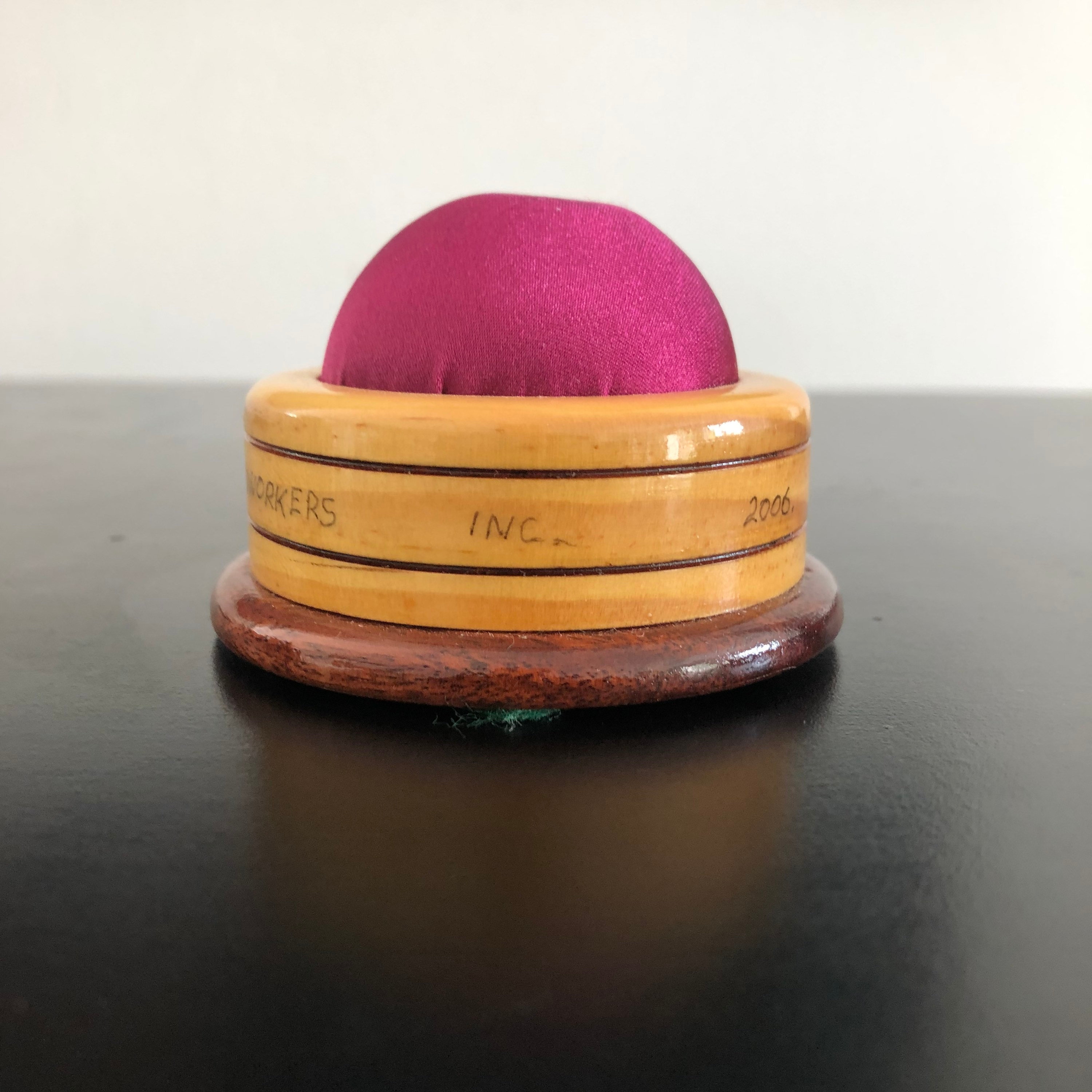 Cuscino Portaspilli In Legno Con Base - Per Cucito, Ricamo E Fai-da-Te (Colore Casuale) - Foto 5