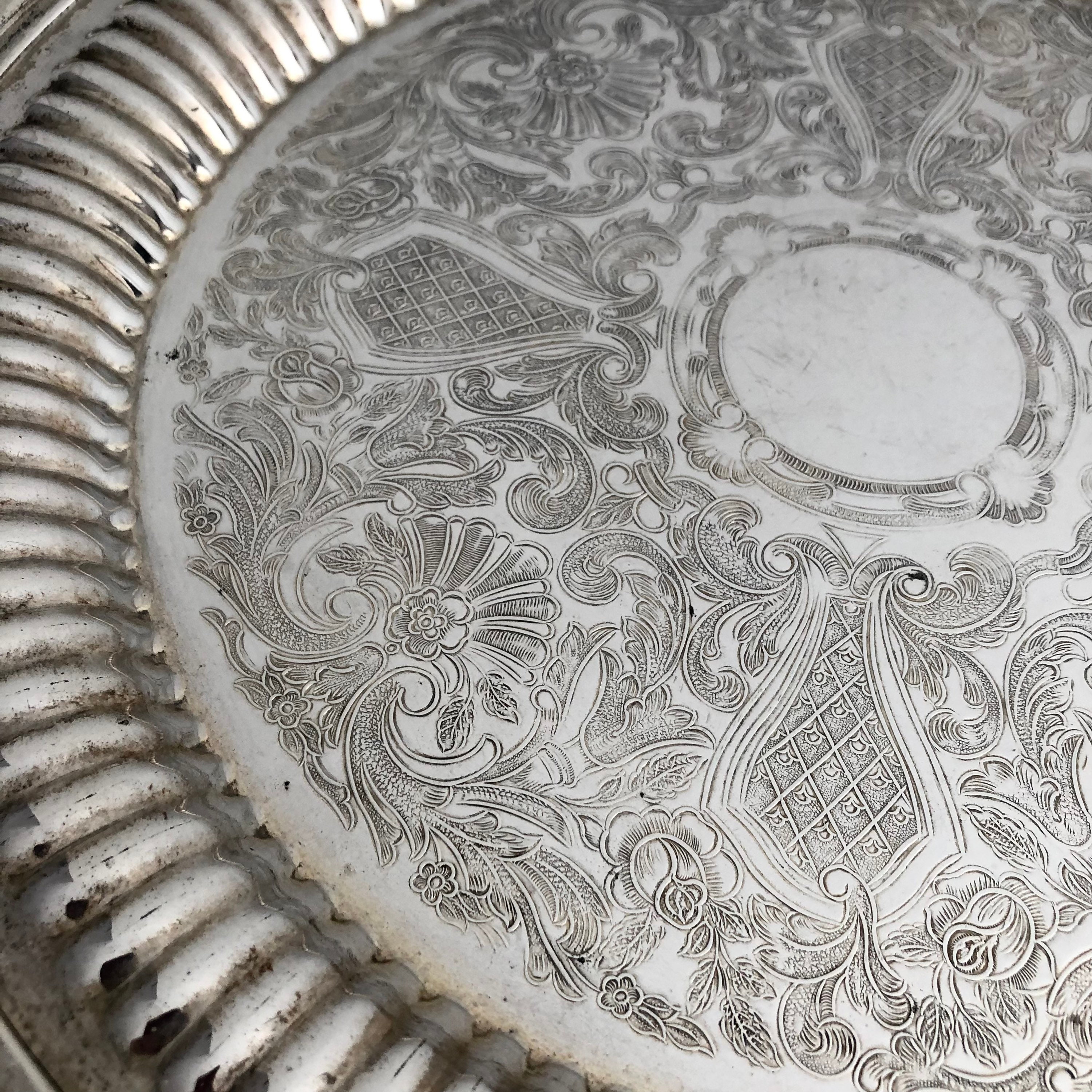ヴィンテージ シルバー サービングトレイ：丸い彫刻のディテール、リブ