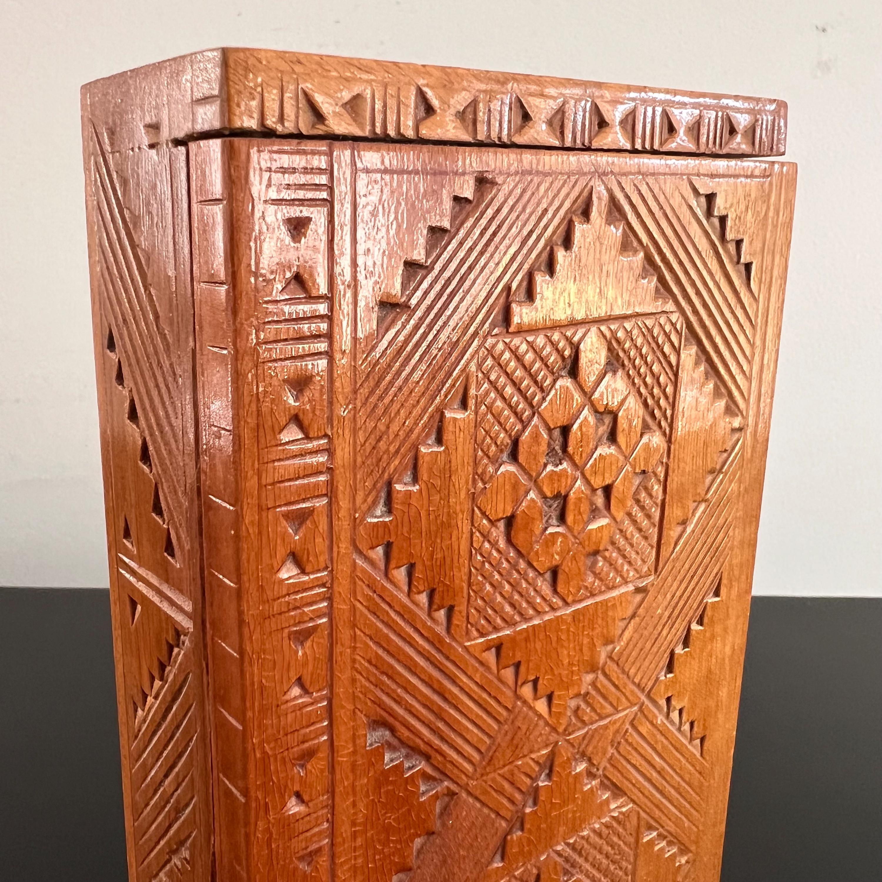 ヴィンテージの手彫り木製小物入れ：幾何学模様の装飾 - Etsy 日本