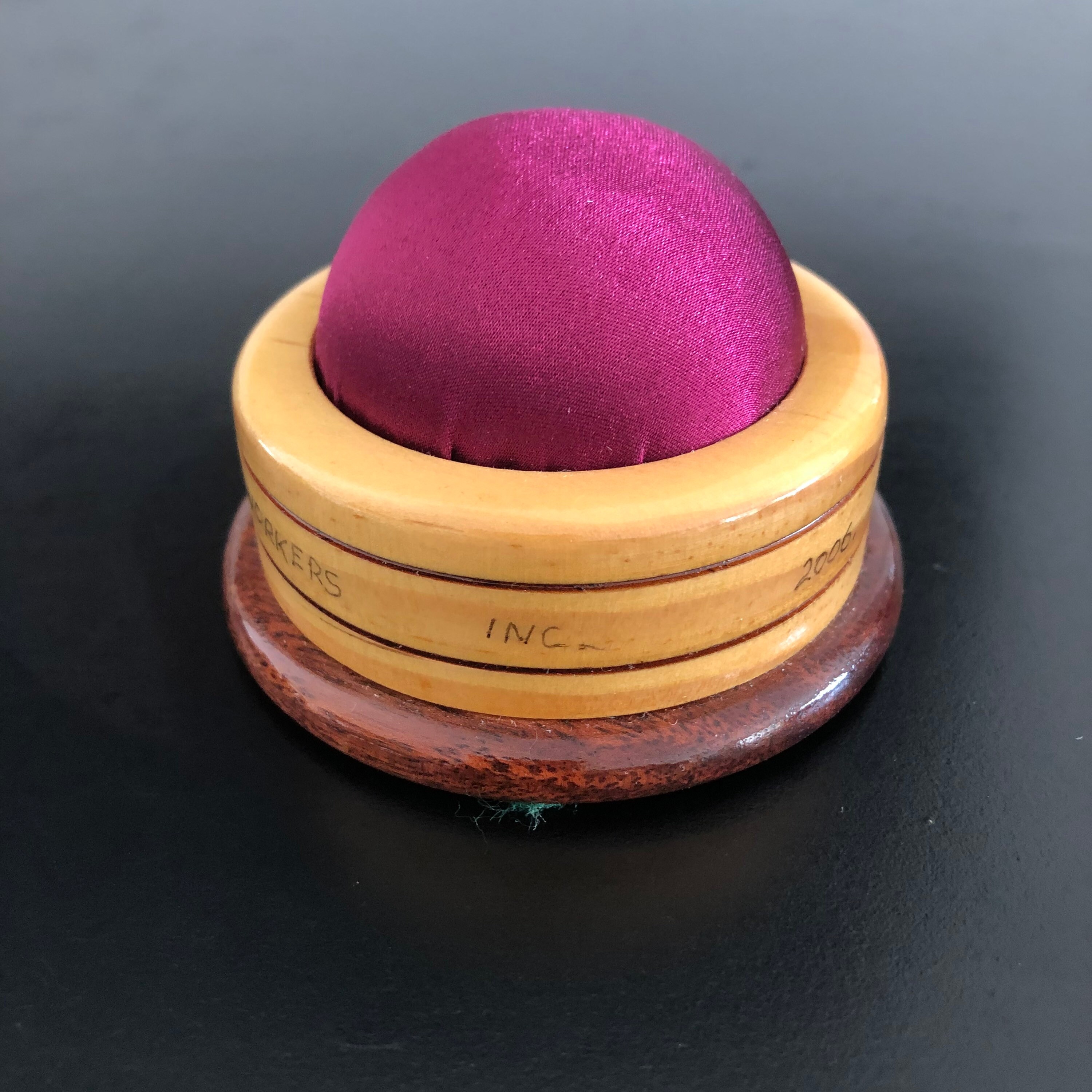 Cuscino Portaspilli In Legno Con Base - Per Cucito, Ricamo E Fai-da-Te (Colore Casuale) - Foto 11