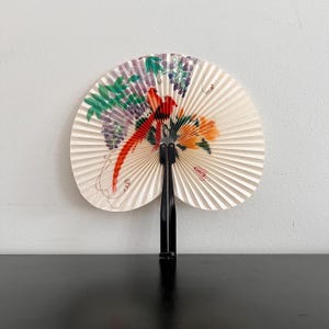 Ventaglio pieghevole orientale vintage: decorazione asiatica con uccelli e fiori