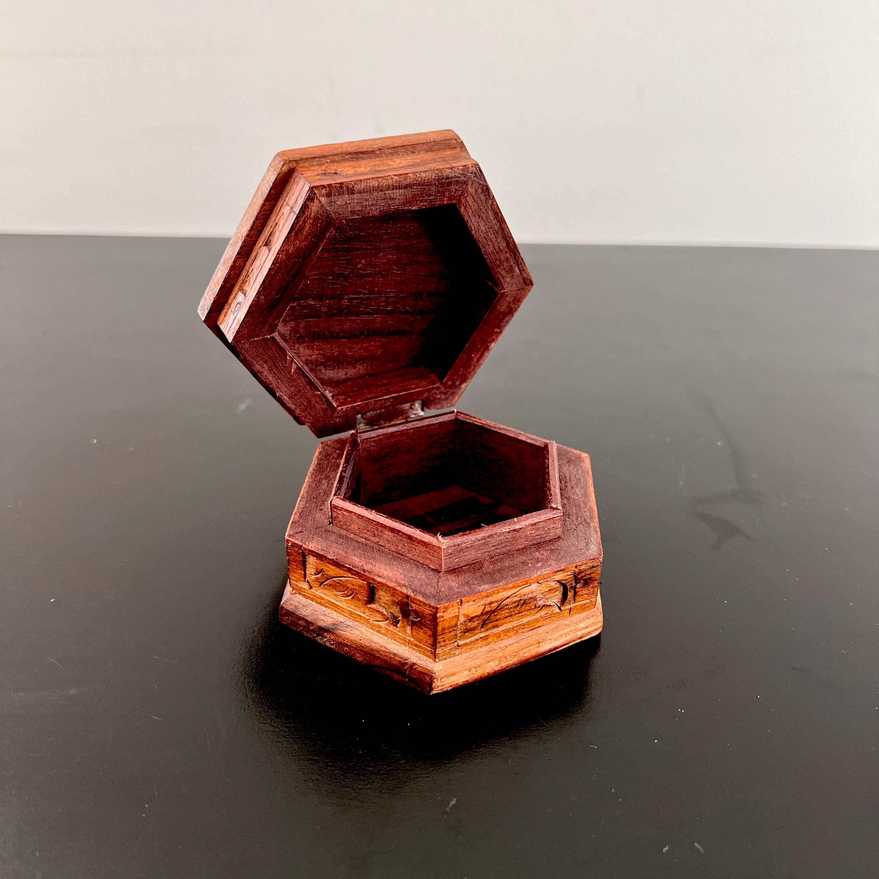 ヴィンテージ彫刻木箱：神話の鳥が描かれた六角形の小物入れ - Etsy 日本