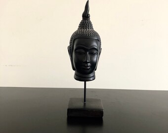 Busto de Buda tailandés vintage: decoración oriental de cerámica