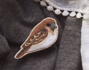 Brown bird | Sparrow | Embroidered brooch