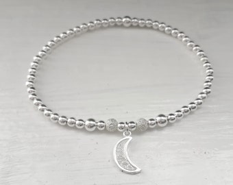 Pulsera elástica de plata de ley con dije de luna y cuentas de polvo de estrellas