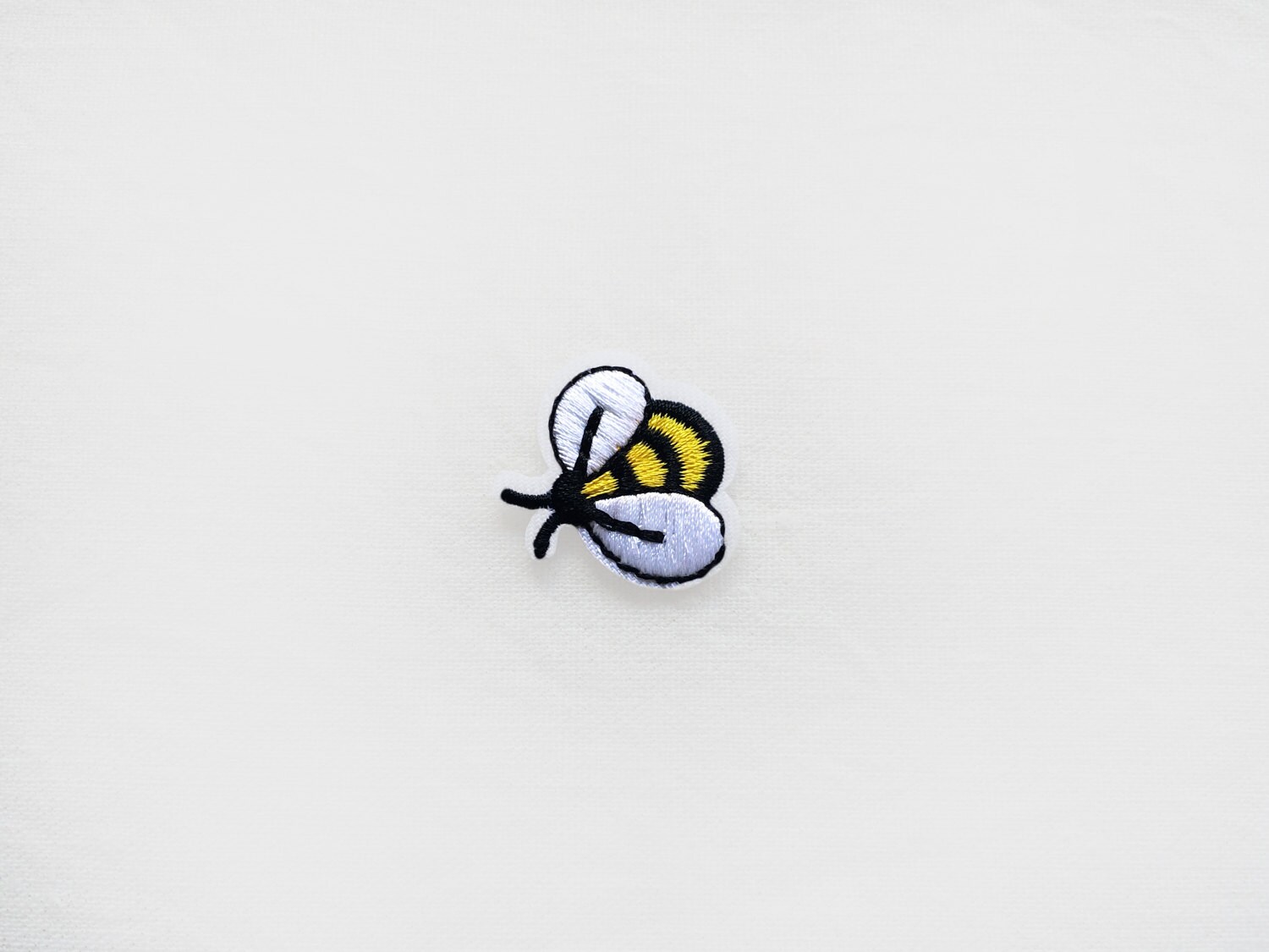 set of flying bees PATCHES Embroidery badge Iron On Embroidered Applique black yellow white insect cute