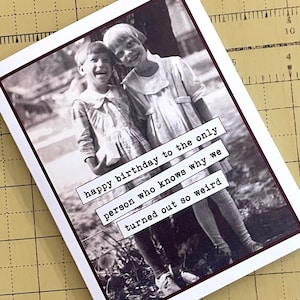 K&ouml;nnte beinhalten: Ein Schwarzwei&szlig;foto von zwei Kindern, einem Jungen und einem M&auml;dchen, die nebeneinander stehen. Das Foto befindet sich auf einer wei&szlig;en Karte mit dem Text "Alles Gute zum Geburtstag an die einzige Person, die wei&szlig;, warum wir so seltsam geworden sind".