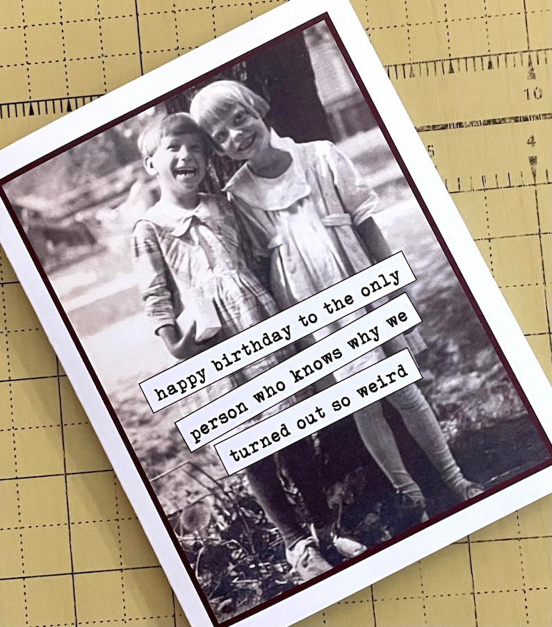 K&ouml;nnte beinhalten: Ein Schwarzwei&szlig;foto von zwei Kindern, einem Jungen und einem M&auml;dchen, die nebeneinander stehen. Das Foto befindet sich auf einer wei&szlig;en Karte mit dem Text "Alles Gute zum Geburtstag an die einzige Person, die wei&szlig;, warum wir so seltsam geworden sind".