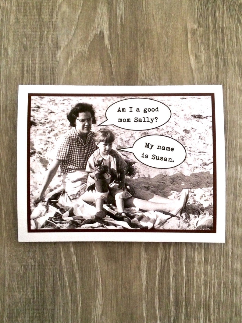 Puede incluir: Postal en blanco y negro con una madre y su hijo en la playa. Los bocadillos de texto dicen: "Am I a good mom Sally?" y "My name is Susan."