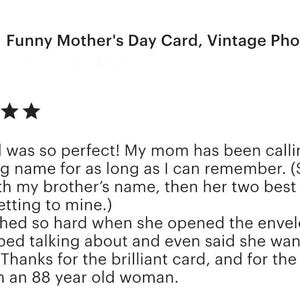 Puede incluir: Tarjeta del D&iacute;a de la Madre con una ilustraci&oacute;n fotogr&aacute;fica vintage y el texto "Funny Mother's Day Card". La tarjeta tiene una calificaci&oacute;n de cinco estrellas y una rese&ntilde;a de cliente que destaca su impacto positivo en una mujer mayor.