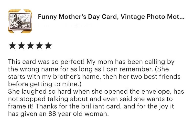 Puede incluir: Tarjeta del D&iacute;a de la Madre con una ilustraci&oacute;n fotogr&aacute;fica vintage y el texto "Funny Mother's Day Card". La tarjeta tiene una calificaci&oacute;n de cinco estrellas y una rese&ntilde;a de cliente que destaca su impacto positivo en una mujer mayor.