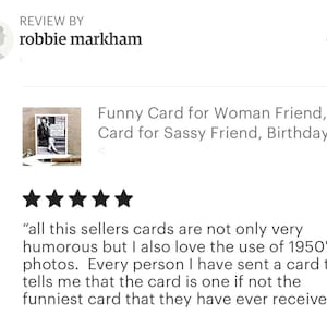 Pu&ograve; includere: Una foto in bianco e nero di una donna con un vestito vintage e tacchi alti in piedi su una scala. La foto &egrave; su una carta con il testo "Funny Card for Woman Friend, Card for Sassy Friend, Birthday". La carta ha cinque stelle.