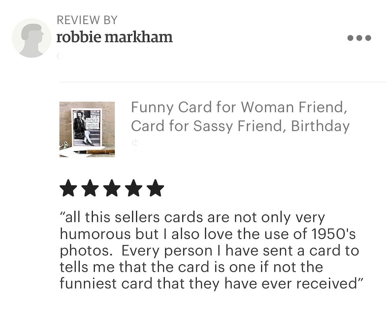 Pu&ograve; includere: Una foto in bianco e nero di una donna con un vestito vintage e tacchi alti in piedi su una scala. La foto &egrave; su una carta con il testo "Funny Card for Woman Friend, Card for Sassy Friend, Birthday". La carta ha cinque stelle.