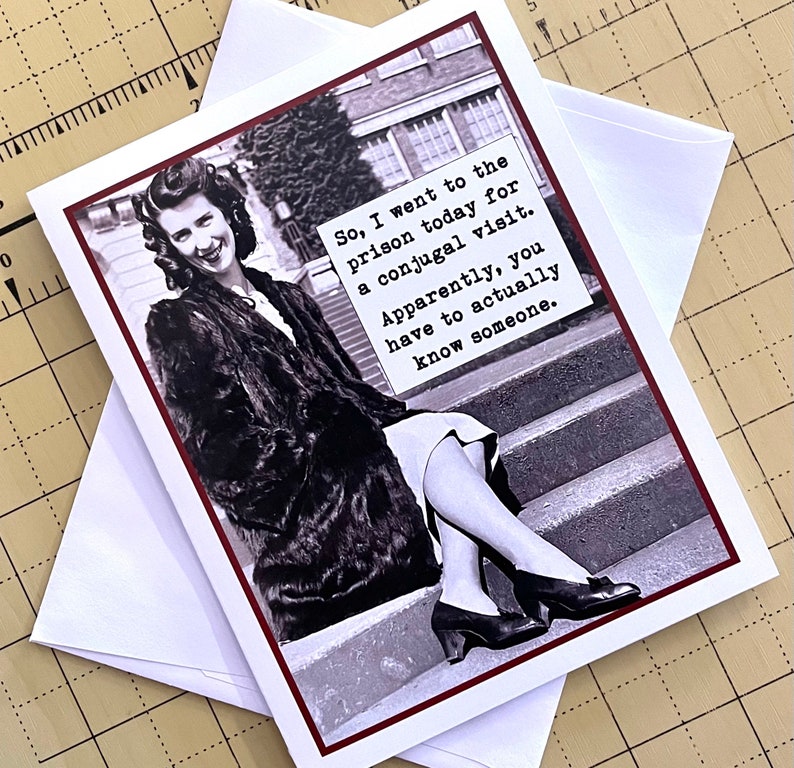 Pu&ograve; includere: Un biglietto d'auguri divertente con una foto in bianco e nero di una donna con un cappotto di pelliccia seduta su una scala. Il testo sulla carta dice: "Quindi, sono andata in prigione oggi per una visita coniugale. A quanto pare, devi davvero conoscere qualcuno."