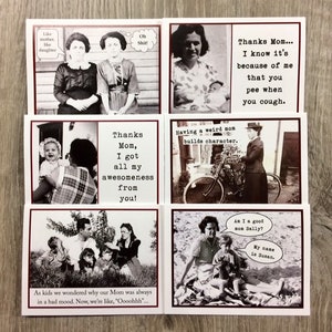Puede incluir: Un conjunto de seis tarjetas de felicitaci&oacute;n con fotograf&iacute;as vintage en blanco y negro y texto humor&iacute;stico. Las tarjetas presentan im&aacute;genes de madres e hijos con bocadillos y leyendas. Las tarjetas son rectangulares con un borde blanco.