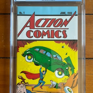 以下が含まれることがあります： 1938年6月発行のAction Comics No. 1 Loot Crate版コミックブック。CGCによる9.8のグレーディング済み。表紙には、青いスーツと赤いマントを身にまとった人物が緑色の車を頭上に持ち上げる様子が描かれており、背景は黄色で赤い爆発のグラフィックが施されている。