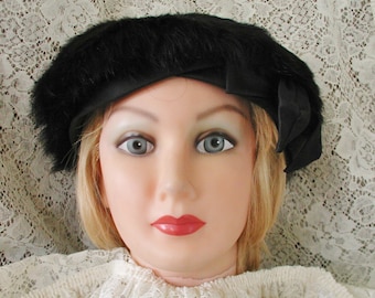 Czapka futrzana czarna vintage z satynową kokardą......Czarna czapka futrzana vintage...Czarna czapka futrzana
