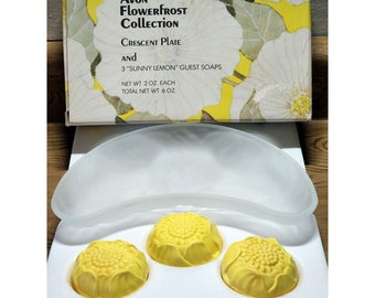 Assiette en croissant de lune de la collection Flower Frost Avon vintage avec savons parfumés au citron