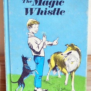 Puede incluir: La portada de un libro vintage, "The Magic Whistle", muestra a un niño con dos perros sobre un fondo azul y verde. El niño sostiene un objeto brillante. El nombre del autor, Martha C. King, está en la parte inferior.