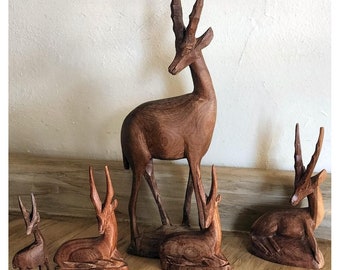 Ensemble de 5 familles de Gazelles impalas en bois sculptées à la main au Kenya, antilopes impalas vintage