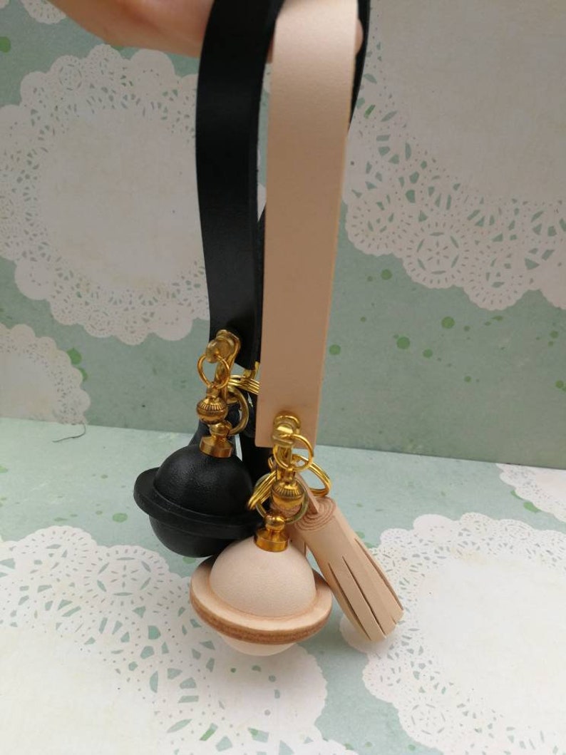 004-Veg-tanned leather bell key-chain