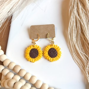 Sunflower Huggie Handmade Polymer Clay Pendientes Florales