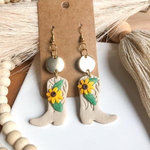 Pendientes detallados florales de cowboy boot coin dangle - Hecho a mano